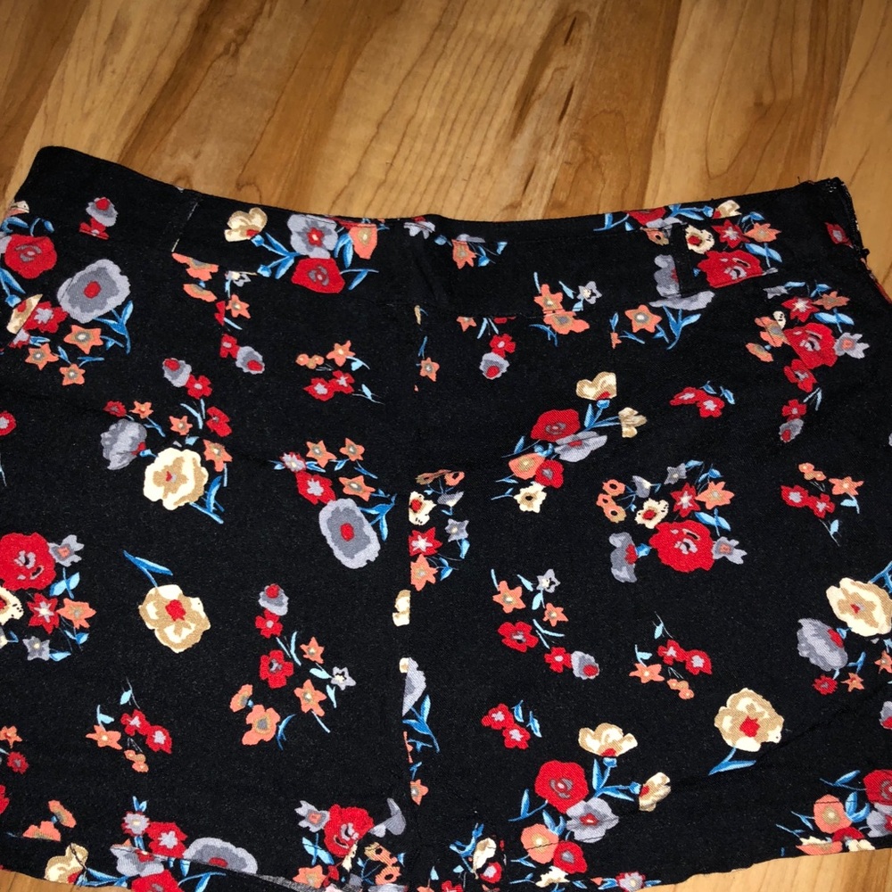 Floral shorts 🌼 - Picture 1 of 2
